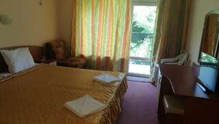 Отель Family Hotel Mimosa Царево Номер Твин или Двухместный номер с дополнительной кроватью-3