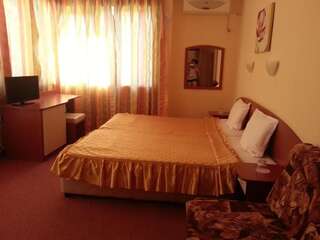Отель Family Hotel Mimosa Царево Двухместный номер с 1 кроватью или 2 отдельными кроватями и балконом-4
