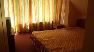 Отель Family Hotel Mimosa Царево Двухместный номер с 1 кроватью или 2 отдельными кроватями и балконом-5