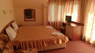 Отель Family Hotel Mimosa Царево Номер Твин или Двухместный номер с дополнительной кроватью-1
